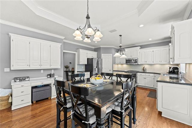 1567 Oakwood Lane, Liberty, MO 64068