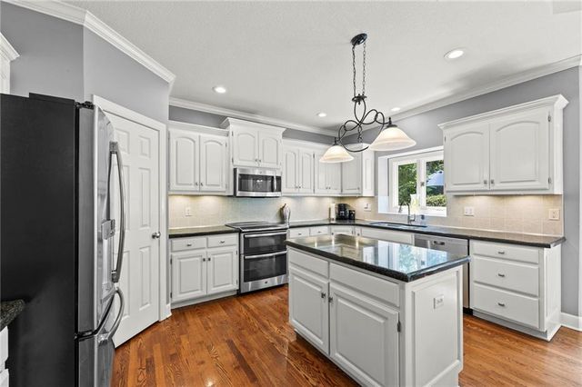 1567 Oakwood Lane, Liberty, MO 64068