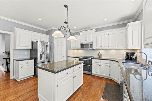 1567 Oakwood Lane, Liberty, MO 64068