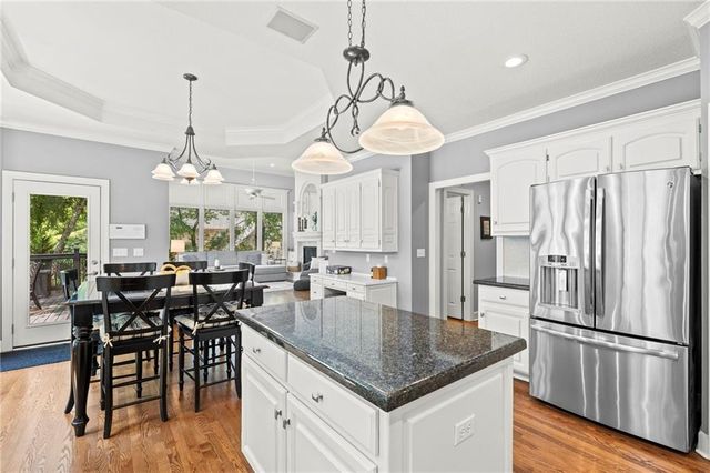 1567 Oakwood Lane, Liberty, MO 64068