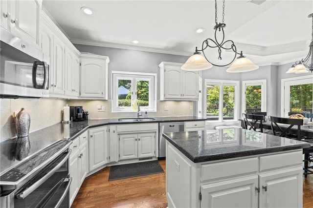 1567 Oakwood Lane, Liberty, MO 64068