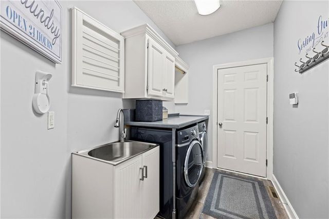 1567 Oakwood Lane, Liberty, MO 64068