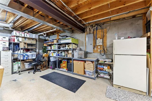 1567 Oakwood Lane, Liberty, MO 64068