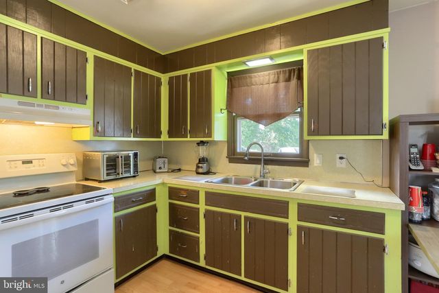 1411 ESTHER DR, Lebanon, PA 17042