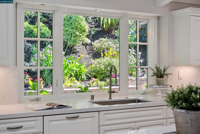 3815 Palo Alto Dr, Lafayette, CA 94549