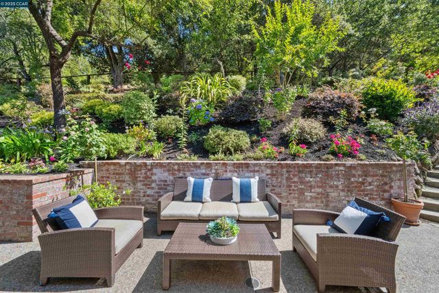 3815 Palo Alto Dr, Lafayette, CA 94549