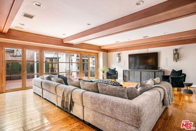 18625 Wells Drive, Tarzana (los Angeles), CA 91356