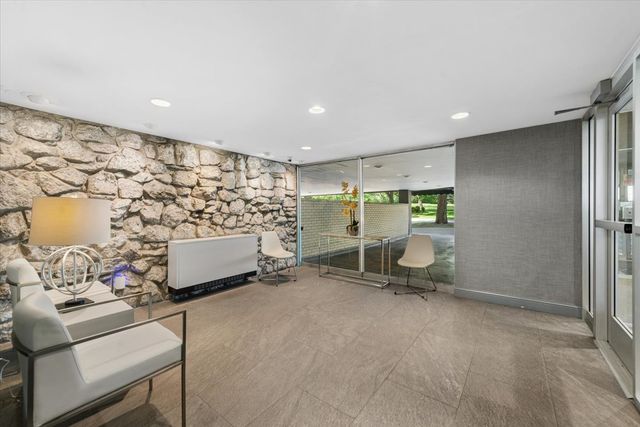 1567 Ridge Avenue 702, Evanston, IL 60201