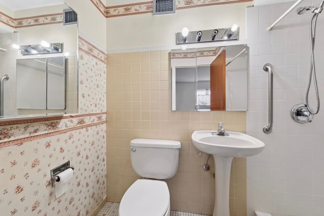 1567 Ridge Avenue 702, Evanston, IL 60201