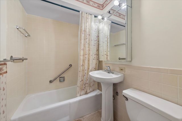 1567 Ridge Avenue 702, Evanston, IL 60201