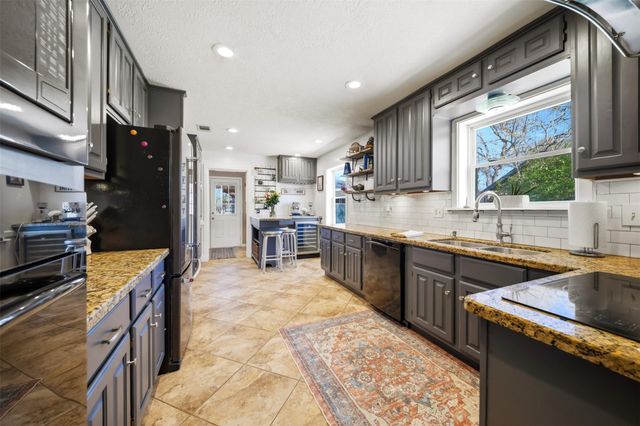 2705 Wood Cliff Court, College Station, TX 77845