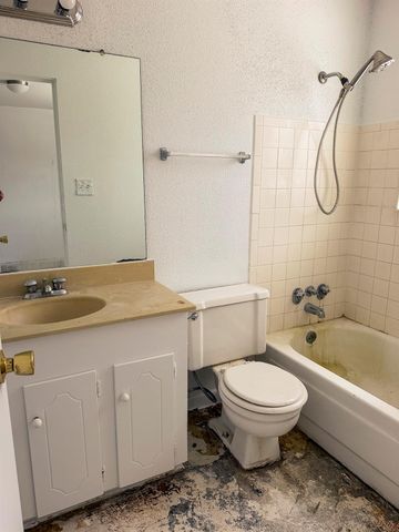 2201 Fountain View Drive 20, Houston, TX 77057
