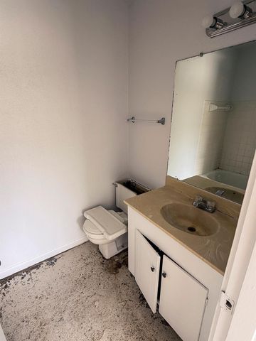 2201 Fountain View Drive 20, Houston, TX 77057