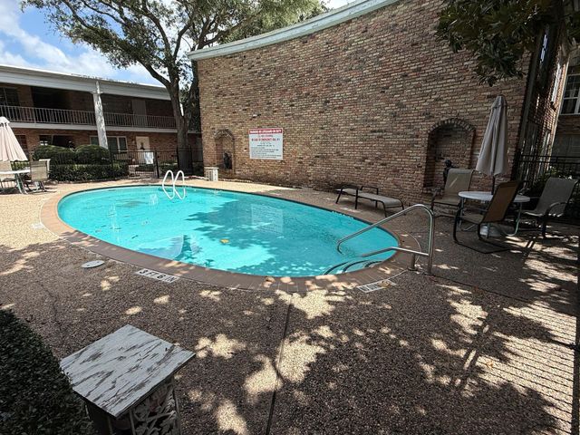 2201 Fountain View Drive 20, Houston, TX 77057