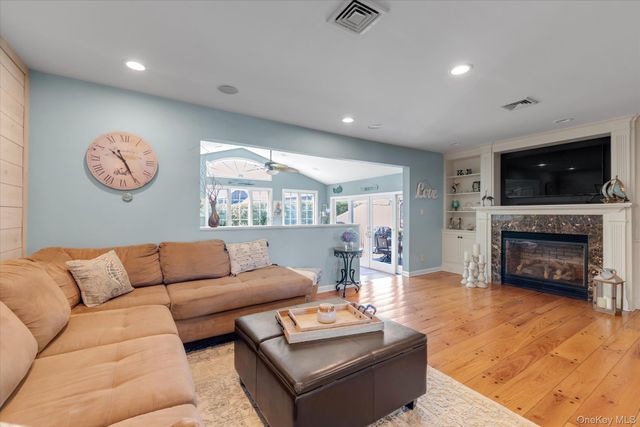 6 Montgomery Lane, Bay Shore, NY 11706