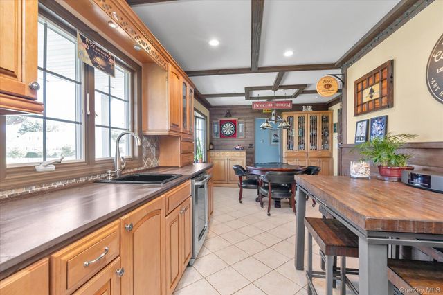 6 Montgomery Lane, Bay Shore, NY 11706