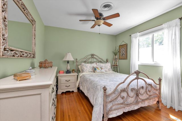 6 Montgomery Lane, Bay Shore, NY 11706