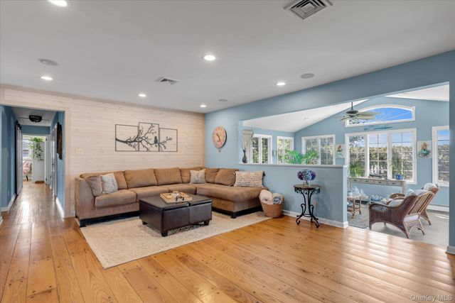 6 Montgomery Lane, Bay Shore, NY 11706