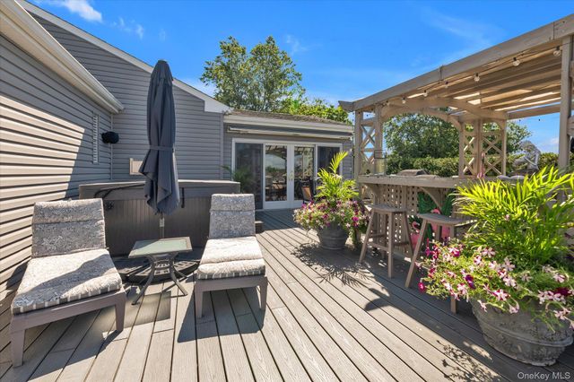 6 Montgomery Lane, Bay Shore, NY 11706
