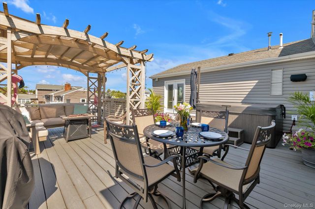 6 Montgomery Lane, Bay Shore, NY 11706