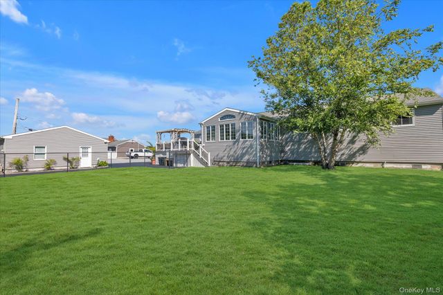 6 Montgomery Lane, Bay Shore, NY 11706