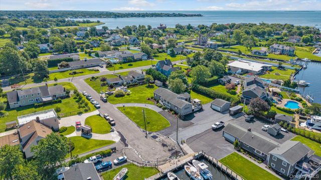 6 Montgomery Lane, Bay Shore, NY 11706