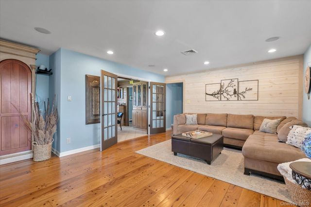 6 Montgomery Lane, Bay Shore, NY 11706