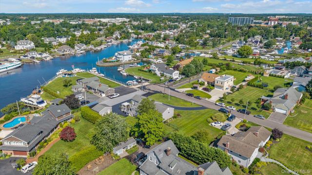 6 Montgomery Lane, Bay Shore, NY 11706