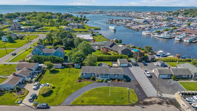 6 Montgomery Lane, Bay Shore, NY 11706