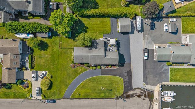 6 Montgomery Lane, Bay Shore, NY 11706