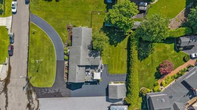 6 Montgomery Lane, Bay Shore, NY 11706
