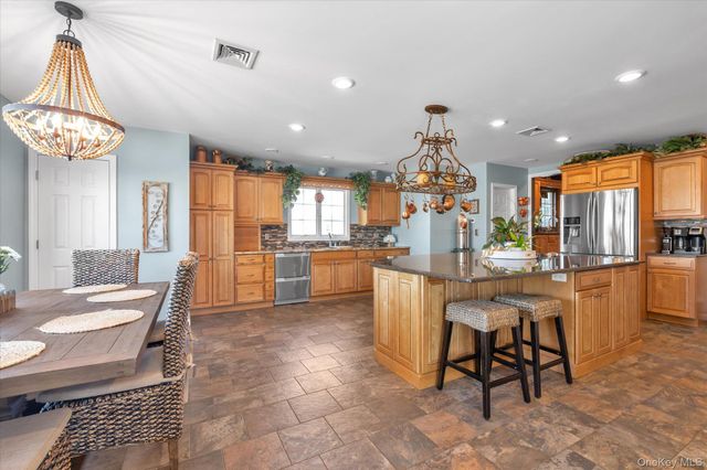 6 Montgomery Lane, Bay Shore, NY 11706