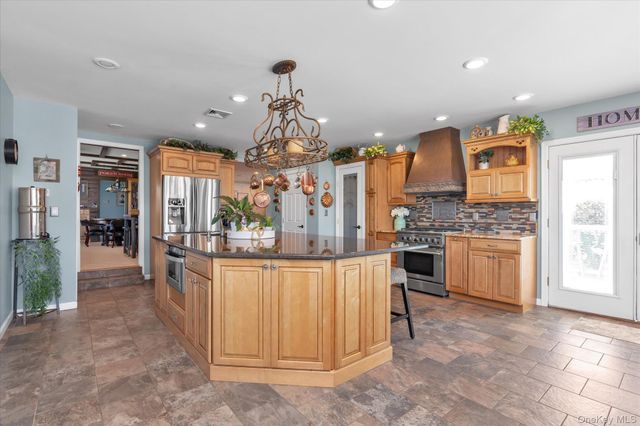 6 Montgomery Lane, Bay Shore, NY 11706