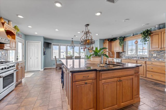 6 Montgomery Lane, Bay Shore, NY 11706