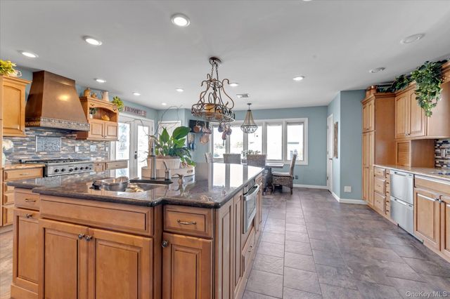 6 Montgomery Lane, Bay Shore, NY 11706