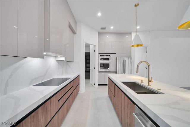 836 SW 36th TER, Cape Coral, FL 33914