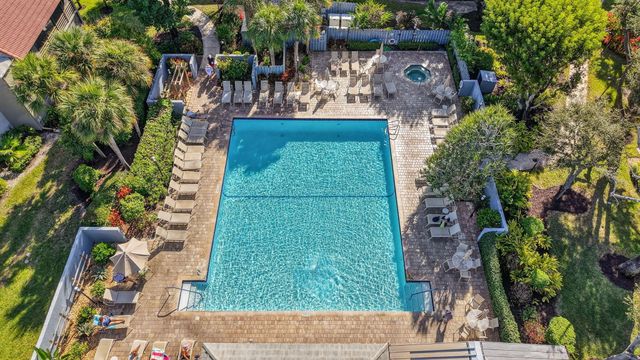 5673 Fairway Park Drive 202, Boynton Beach, FL 33437