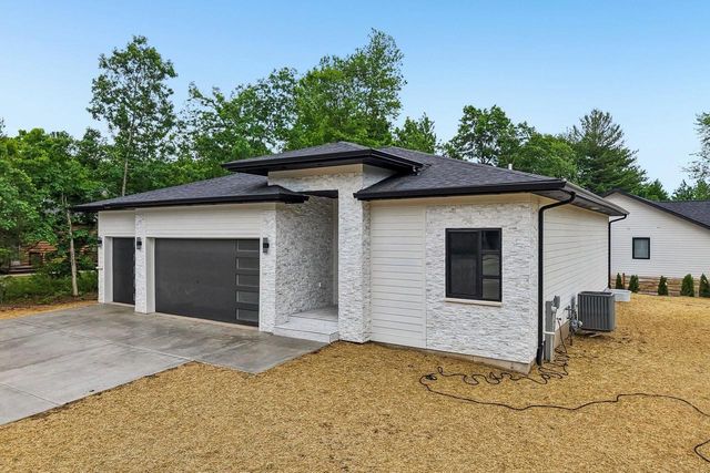 386 Oakbrook Drive, Wisconsin Dells, WI 53965