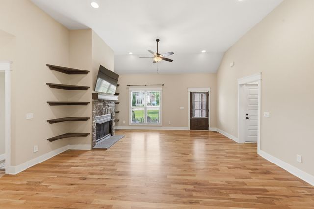2065 Stratford Ln, Greenbrier, TN 37073