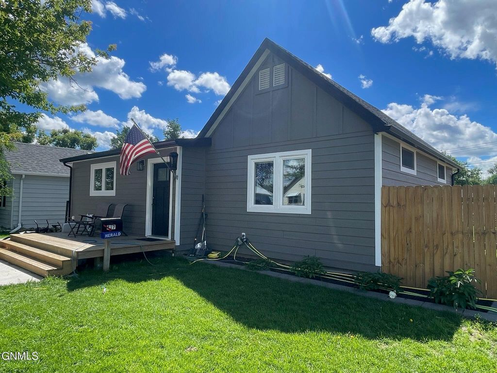 717 & 721 4th Avenue W, Williston, ND 58801 photo 1