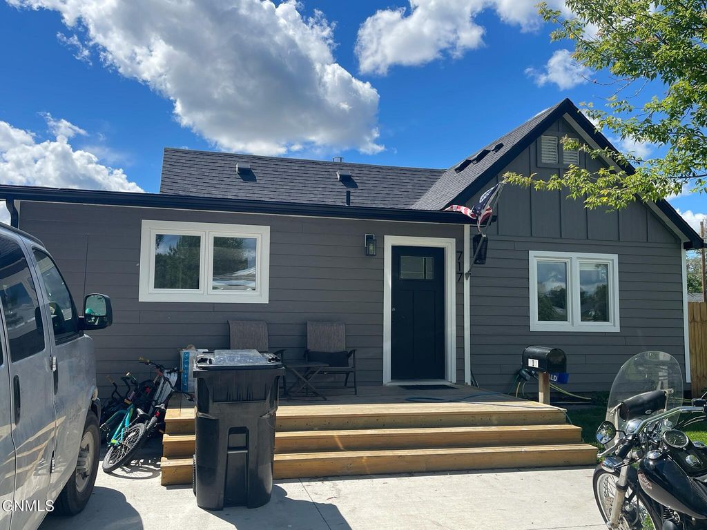 717 & 721 4th Avenue W, Williston, ND 58801 photo 2