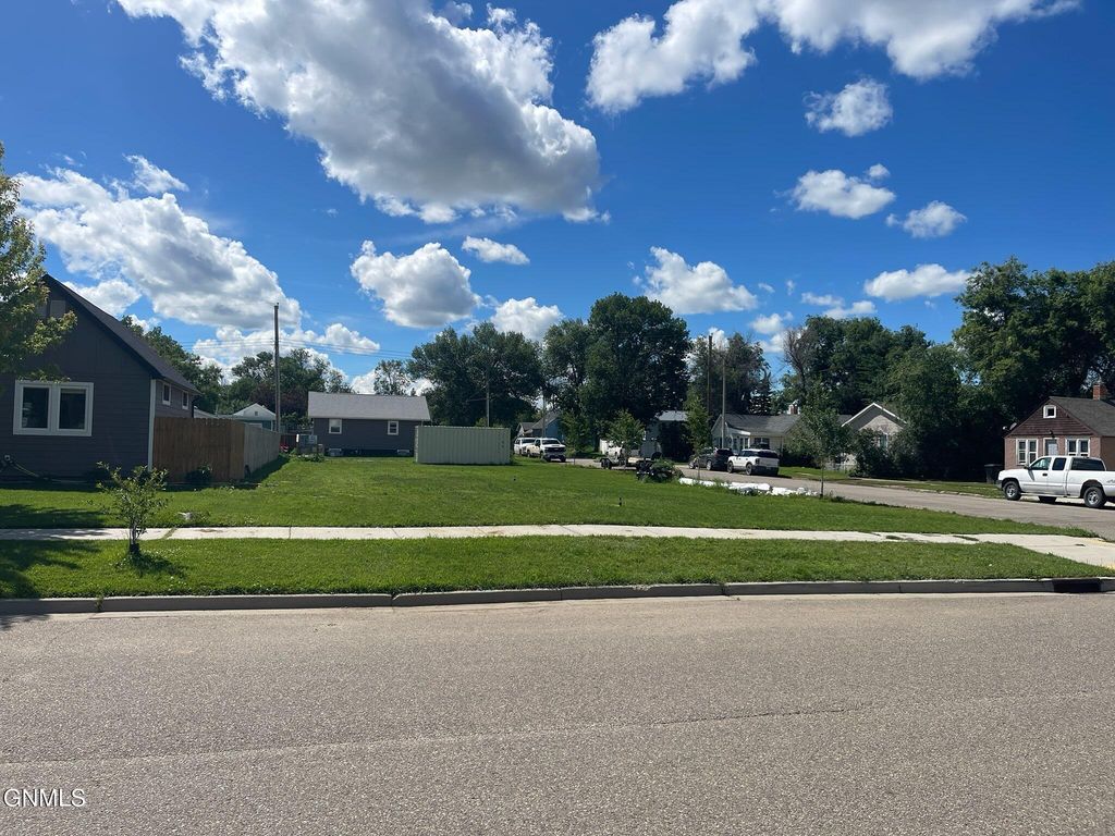 717 & 721 4th Avenue W, Williston, ND 58801 photo 5