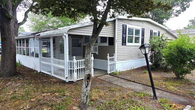 525 Riverleigh Avenue 27 Birch, Riverhead, NY 11901