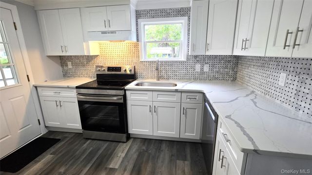 525 Riverleigh Avenue 27 Birch, Riverhead, NY 11901