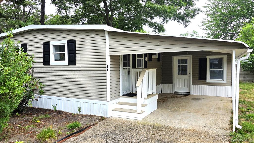 525 Riverleigh Avenue 27 Birch, Riverhead, NY 11901