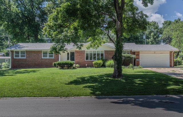 2349 S Catalina Avenue, Springfield, MO 65804