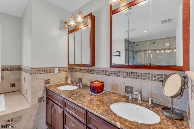 66 Ridge Ave, Park Ridge Boro, NJ 07656