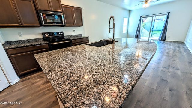 21511 E Prospector Place, Red Rock, AZ 85145