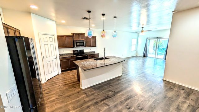 21511 E Prospector Place, Red Rock, AZ 85145