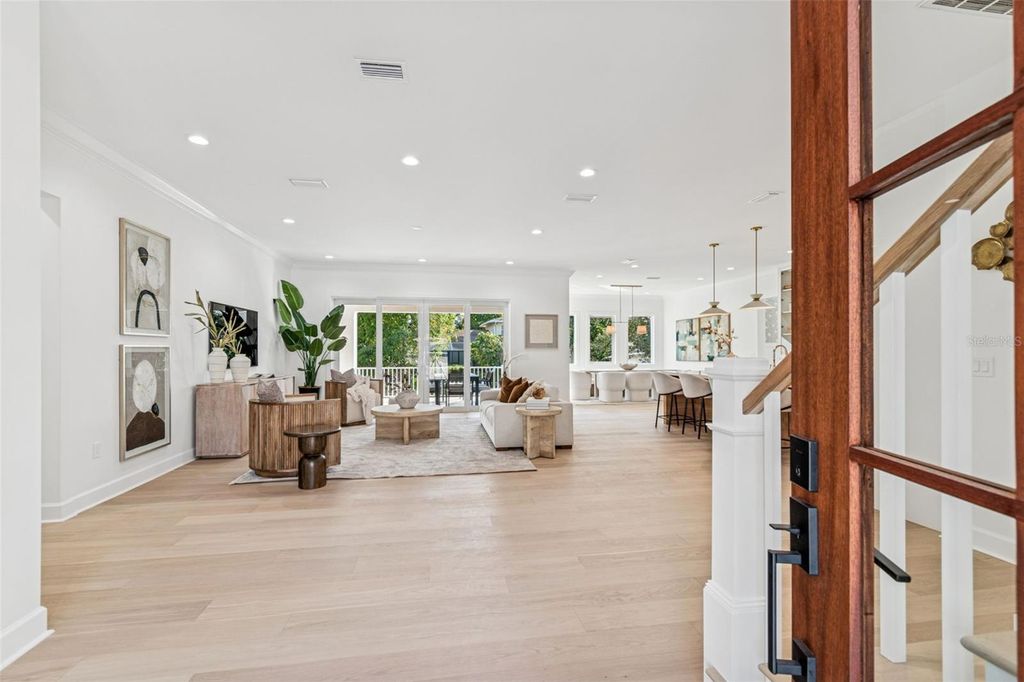 Image 11 of property listing at 4814 W EUCLID AVENUE, Tampa, FL 33629